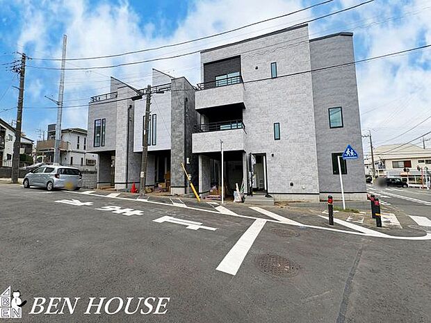 駐車場・お車ご利用の際に嬉しいカースペース付き。お掃除もしやすくいつでもキレイに利用できます！