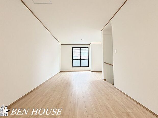 リビング・開放感あふれるリビングは、家具の配置がしやすい広さと動線設計で毎日の暮らしを快適に。穏やかな色調がくつろぎの時間を上質に演出します。