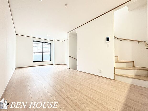 リビング・シンプルで上質な内装のリビングは、インテリアが映える落ち着いた雰囲気。広さと機能性を兼ね備え、休日のながめやすいくつろぎを叶えます。