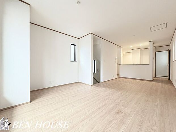 リビング・明るい光が差し込むリビングは家族が自然と集まる心地よい空間。落ち着いた色合いの内装で、リラックスできる空間です。