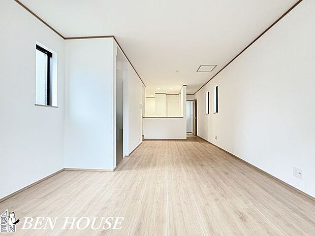 リビング・木の温もりを感じるフローリングが心地よい、やさしい雰囲気のリビングです。