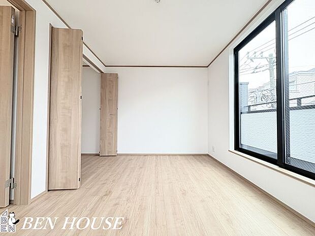 寝室・ゆとりある広さと落ち着いた色調の寝室は、十分な収納と窓からの柔らかな光で朝の支度も快適に、穏やかな眠りを誘う空間です。