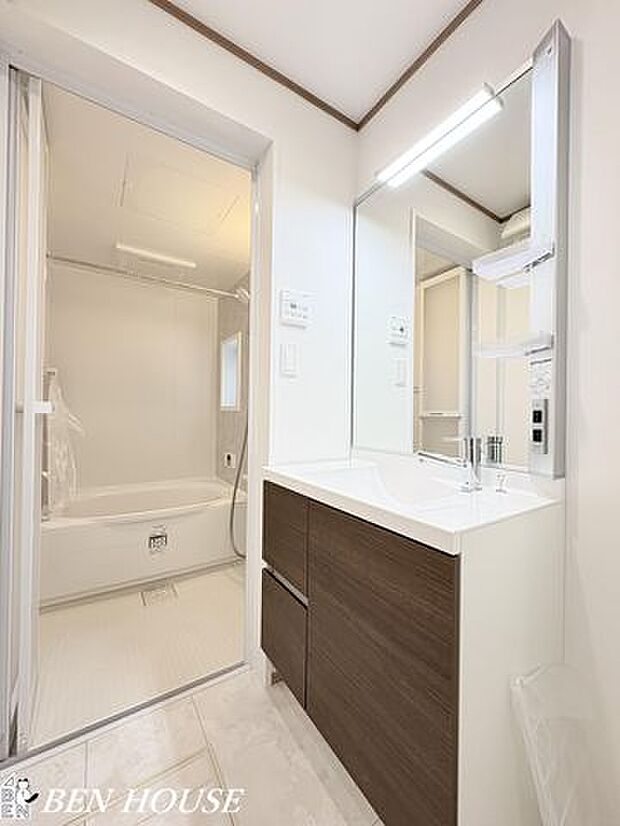 洗面台・収納力に優れた洗面化粧台を備えた洗面所。洗面台と洗濯機の配置に配慮し、家事の負担を軽くする工夫で毎日の暮らしをサポートします。