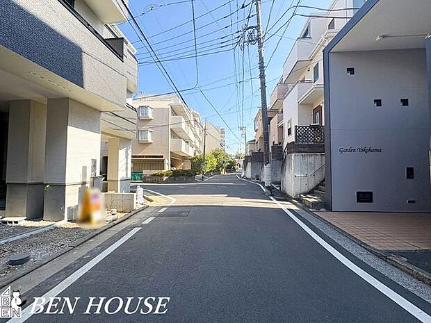 前面道路含む外観・周辺は落ち着いた雰囲気の住宅地です。小さなお子様がいるご家庭も安心ですね。