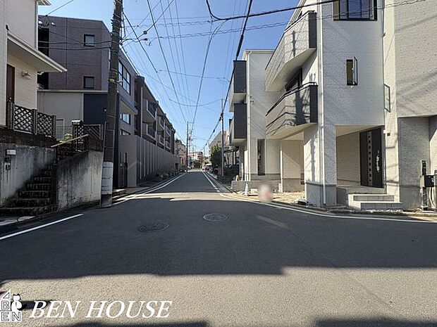 前面道路含む外観・角地につき陽当たり良好、開放感溢れるお住まいです!