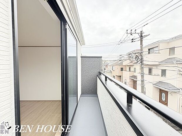 バルコニー・陽当たりと風通しに配慮したバルコニーは洗濯物の乾きやすさと居心地の良さを兼ね備え、朝夕のひとときを豊かにする屋外空間です。