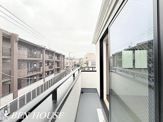 眺望・緑豊かな公園を望む眺望が魅力。四季折々の風景を身近に感じながら、屋外でのひとときをゆったり楽しめる空間です。