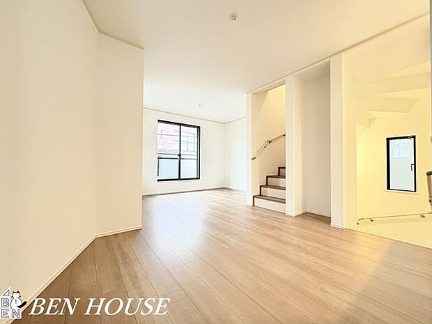 リビング・開放感あふれるリビングは、家具の配置がしやすい広さと動線設計で毎日の暮らしを快適に。穏やかな色調がくつろぎの時間を上質に演出します。