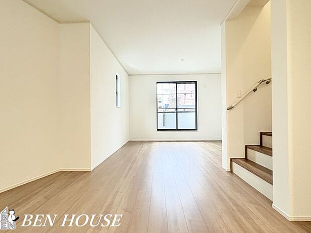 リビング・シンプルで上質な内装のリビングは、インテリアが映える落ち着いた雰囲気。広さと機能性を兼ね備え、休日のながめやすいくつろぎを叶えます。