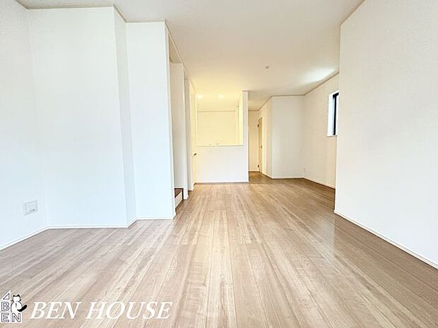 リビング・明るい光が差し込むリビングは家族が自然と集まる心地よい空間。落ち着いた色合いの内装で、リラックスできる空間です。