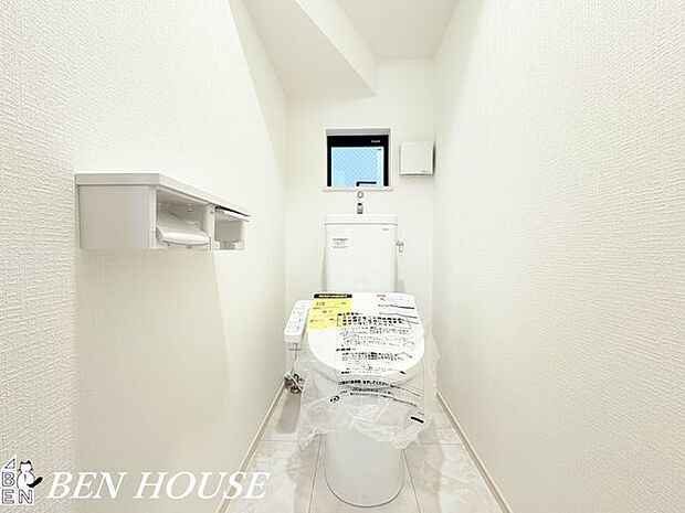 トイレ・シンプルで上質な仕上げのトイレは、清潔感のある室内照明と動線に配慮した配置が魅力。毎日のケアがしやすく快適に過ごせます。