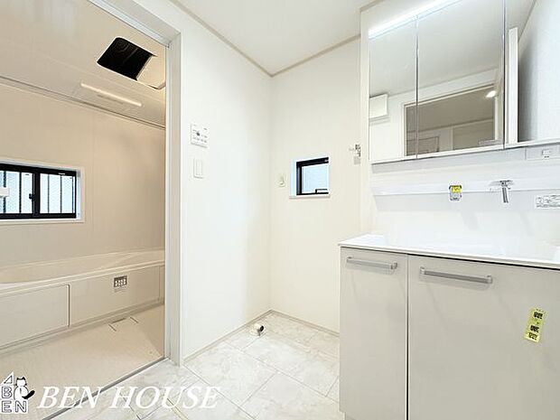 洗面台・収納力に優れた洗面化粧台を備えた洗面所。洗面台と洗濯機の配置に配慮し、家事の負担を軽くする工夫で毎日の暮らしをサポートします。