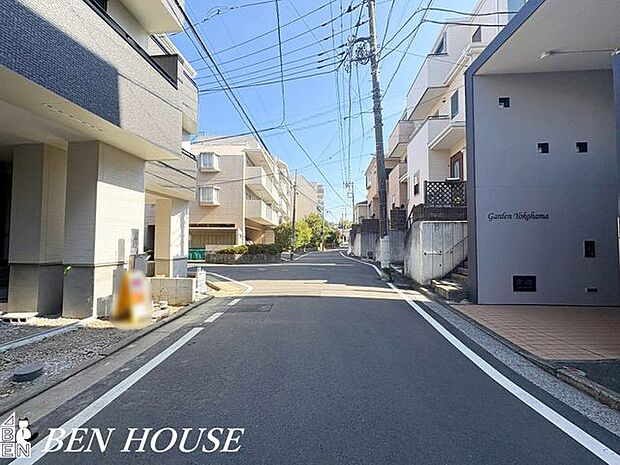 前面道路含む外観・周辺は落ち着いた雰囲気の住宅地です。小さなお子様がいるご家庭も安心ですね。