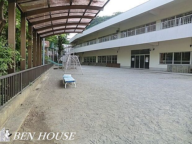 小机幼稚園 徒歩4分。教育面に力を入れている幼稚園です。就学前のお子様のコミュニティ作りにも◎ 310m