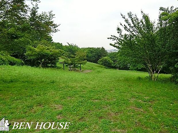 東本郷公園 徒歩12分。四季の移ろいを感じる緑豊かな住環境です。 950m