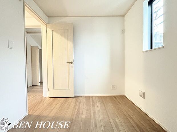 洋室・好みのインテリアで生活を彩れる、清潔感のある白を基調としたお部屋になっています。