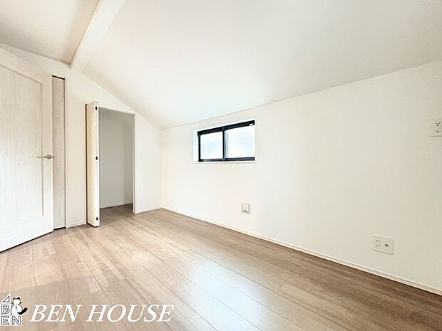 洋室・好みのインテリアで生活を彩れる、清潔感のある白を基調としたお部屋になっています。