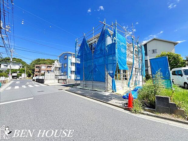 外観・周辺は公園がいくつも点在し、緑の多い環境です。また、駅周辺には様々な商業施設が立ち並び、利便性が良く生活しやすい街です。