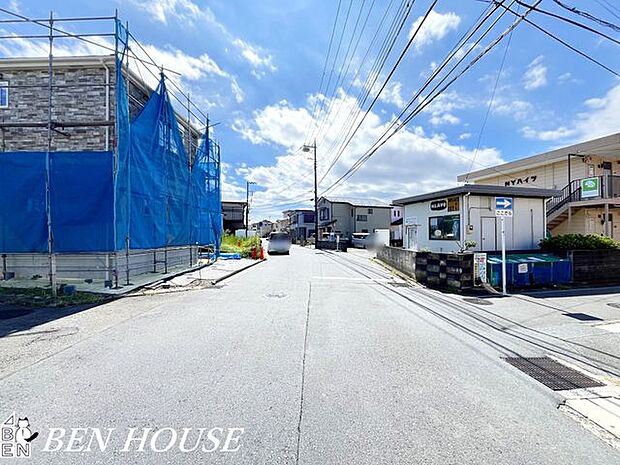 前面道路含む外観・ゆとりある前面道路に面した開放感溢れるお住まいです！