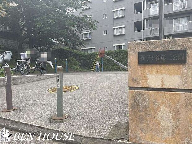 獅子ケ谷第三公園 徒歩13分。樹々に囲まれた気持ちのよい公園です。 1030m