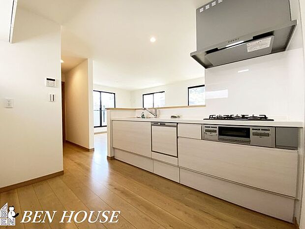 キッチン（同仕様参考写真）・広々としたキッチンは効率よくお料理が出来ます。家族でお料理も楽しめそうです。