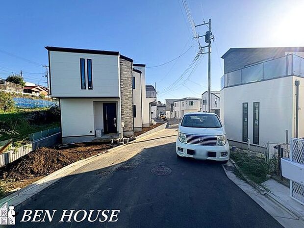 前面道路含む外観・見通しの良い前面道路。交通量が少ないので、車の出し入れもスムーズにできます。