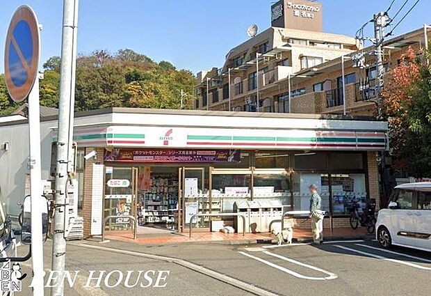 セブンイレブン横浜北寺尾7丁目店 徒歩5分。時間がない時にさっと寄れて便利なコンビニ。 370m