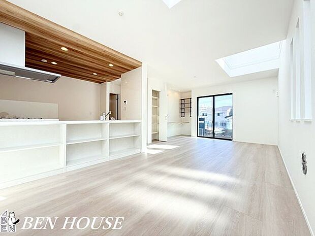 リビング・大きな窓から柔らかな光が差し込む明るいリビング。ゆとりある間取りで、家族の団らんが自然に生まれる心地よい空間です。