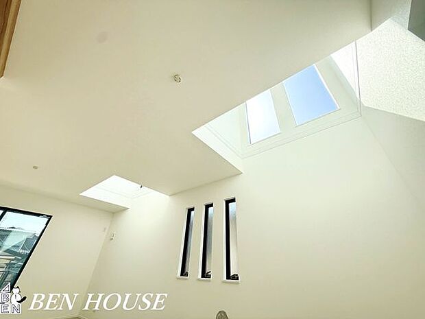 吹き抜け・吹抜けのあるリビングは、天井の高さが魅力。伸びやかな空間で、日常のひとときを楽しめます。