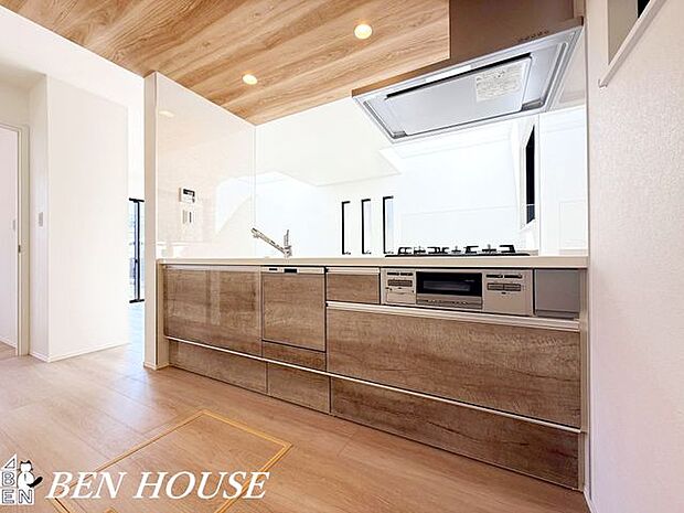 キッチン・明るく開放的な対面式キッチンはオープンな空間だからお料理をしながらでも家族との会話が楽しめます。