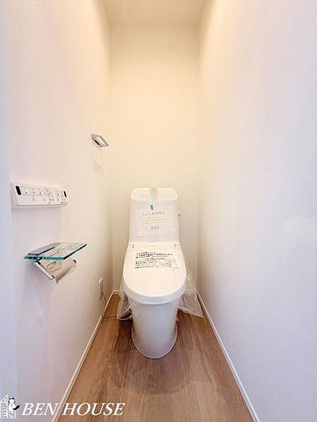 トイレ・シンプルで上質な仕上げのトイレは、清潔感のある室内照明と動線に配慮した配置が魅力。毎日のケアがしやすく快適に過ごせます。