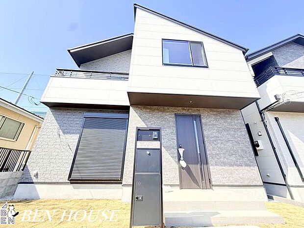 外観・緑豊かな住宅街にあり、四季を楽しみながら暮らせる環境です。穏やかな街並みに映える外観が家族の時間を温かく見守ります。