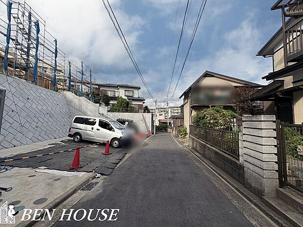 前面道路含む外観・ゆとりある前面道路に面した開放感溢れるお住まいです。見通しの良い前面道路でお車の駐車もしやすいです。