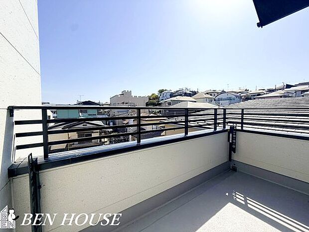 ワイドバルコニー・ゆったりした奥行きのワイドバルコニーは、家族でのティータイムやプランターガーデンに最適で、暮らしに彩りを添える憩いの場です。