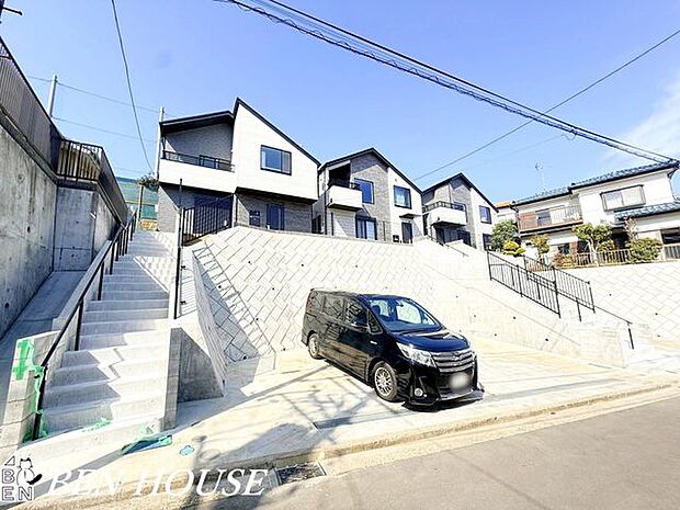 カースペース・自宅敷地内に車を停められる安心感があり、毎日の移動や買い物もスムーズに行える便利なカースペースです。