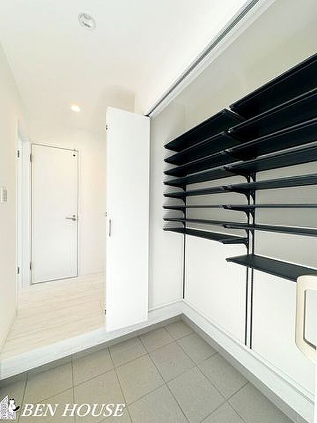 玄関・収納もあり、玄関周りをすっきりできます。お掃除道具や雨具の収納にも活用できそうです。