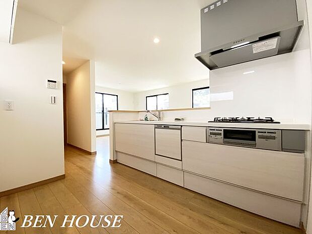 キッチン（同仕様参考写真）・広々としたキッチンは効率よくお料理が出来ます。家族でお料理も楽しめそうです。