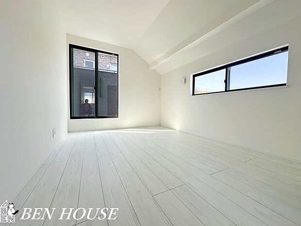 寝室・大きな窓のある寝室は太陽の光で起床も出来るのですっきり朝を迎えられそうです。大きなカーテンも楽しめます!