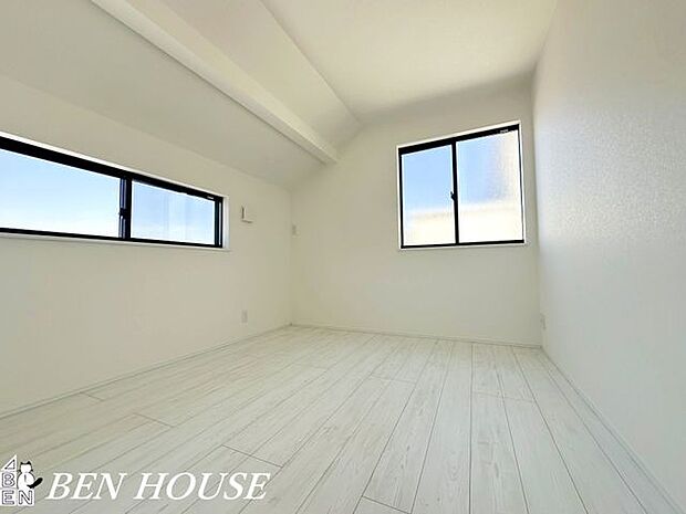 子供部屋・明るく風通しの良い空間で、子どもがのびのび過ごせる部屋。学びや遊びに合わせて自由に使えます。