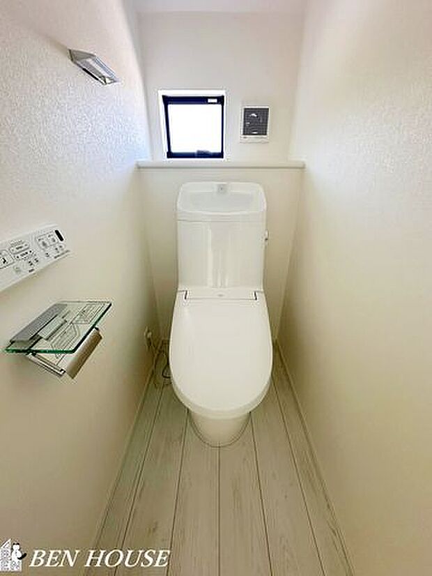 トイレ・シンプルで上質な仕上げのトイレは、清潔感のある室内照明と動線に配慮した配置が魅力。毎日のケアがしやすく快適に過ごせます。