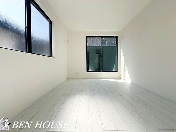 洋室・採光と通風に配慮した角部屋の洋室は開放感があり、家具やグリーンが映える落ち着いた住まいを演出します。