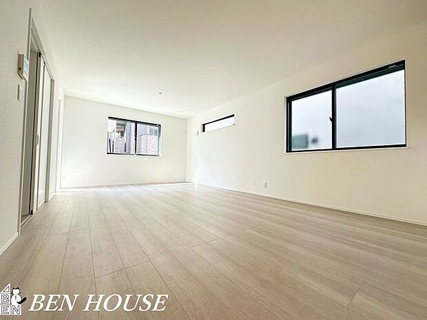 リビング・開放感あふれるリビングは、家具の配置がしやすい広さと動線設計で毎日の暮らしを快適に。穏やかな色調がくつろぎの時間を上質に演出します。