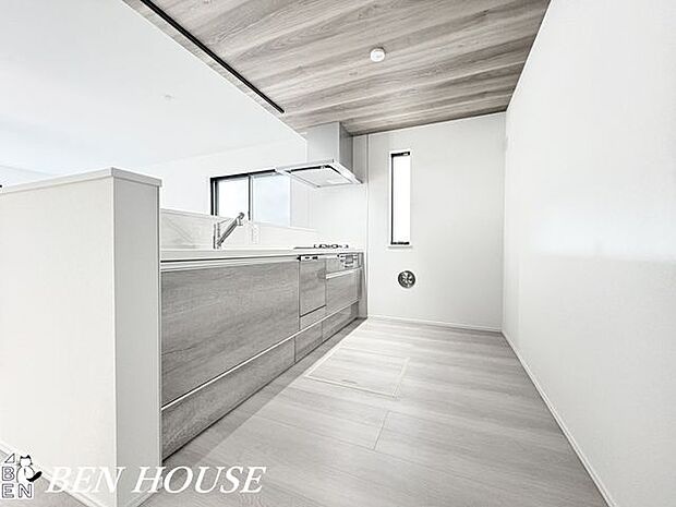 キッチン・キッチンは人気の対面式です。リビングにいるご家族の様子を見ながらお料理ができるのも嬉しいポイント。