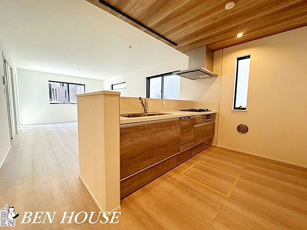 キッチン・お手入れしやすいシステムキッチンを採用。機能性とデザイン性を兼ね備え、快適な家事時間を演出します。