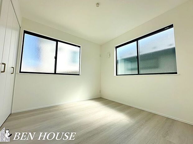 寝室・大きな窓のある寝室は太陽の光で起床も出来るのですっきり朝を迎えられそうです。大きなカーテンも楽しめます!