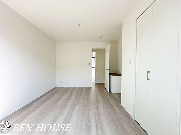 子供部屋・明るく風通しの良い空間で、子どもがのびのび過ごせる部屋。学びや遊びに合わせて自由に使えます。