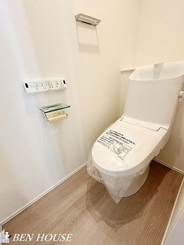 トイレ・シンプルで上質な仕上げのトイレは、清潔感のある室内照明と動線に配慮した配置が魅力。毎日のケアがしやすく快適に過ごせます。