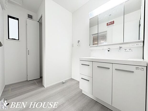 洗面台・朝の身支度や洗顔、手洗いを快適に行えるスペースで、収納も充実しており整理しやすく毎日の生活が便利になります。