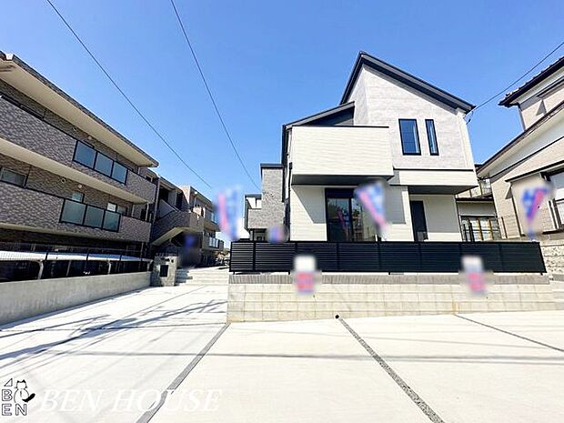 外観・子育て世帯が多く、落ち着いた雰囲気の住宅地です。外観のやわらかな印象が街の空気と自然に調和します。