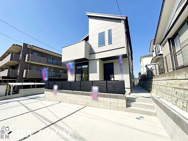 外観・緑豊かな住宅街にあり、四季を楽しみながら暮らせる環境です。穏やかな街並みに映える外観が家族の時間を温かく見守ります。